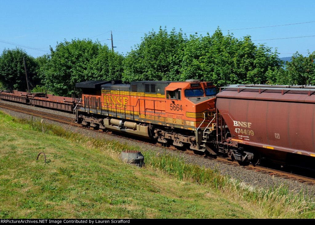 BNSF 5664 DPU to train 5640